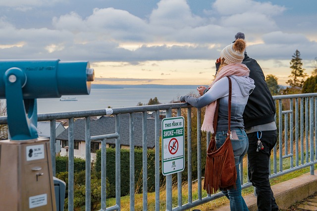 記念日に思い出の地を巡るカップル