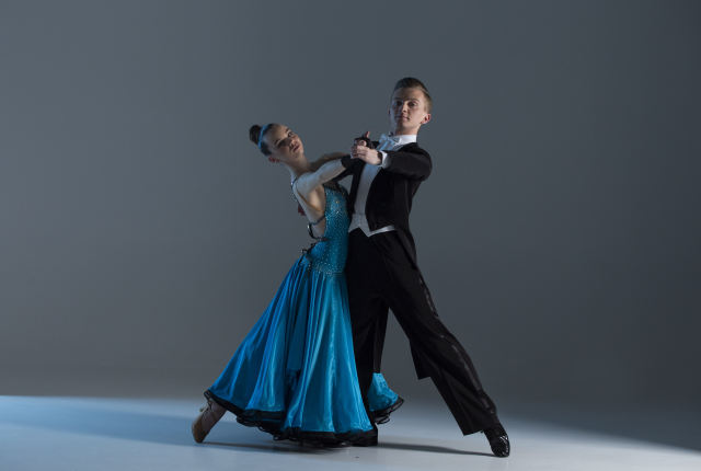 社交ダンスのステップをする人