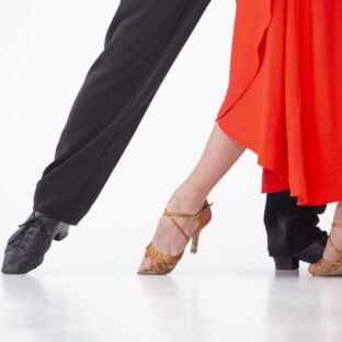 バレエと社交ダンスの共通点は?踊り方や動きの違いを徹底解説