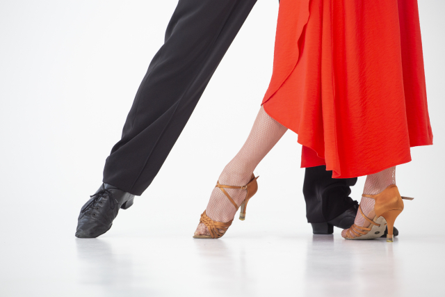 社交ダンスのシューズを履いている男女