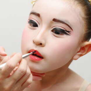 バレエメイクの特徴とは？必要なコスメやメイク方法をパーツ別に解説